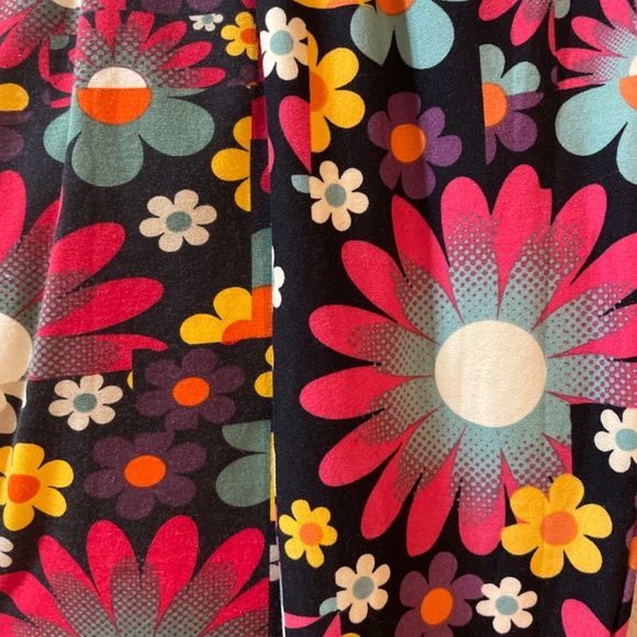 Women Large OS 2 Piece LuLaRoe Shirt with matching Leggings! Complete matching S - Picture 5 of 6